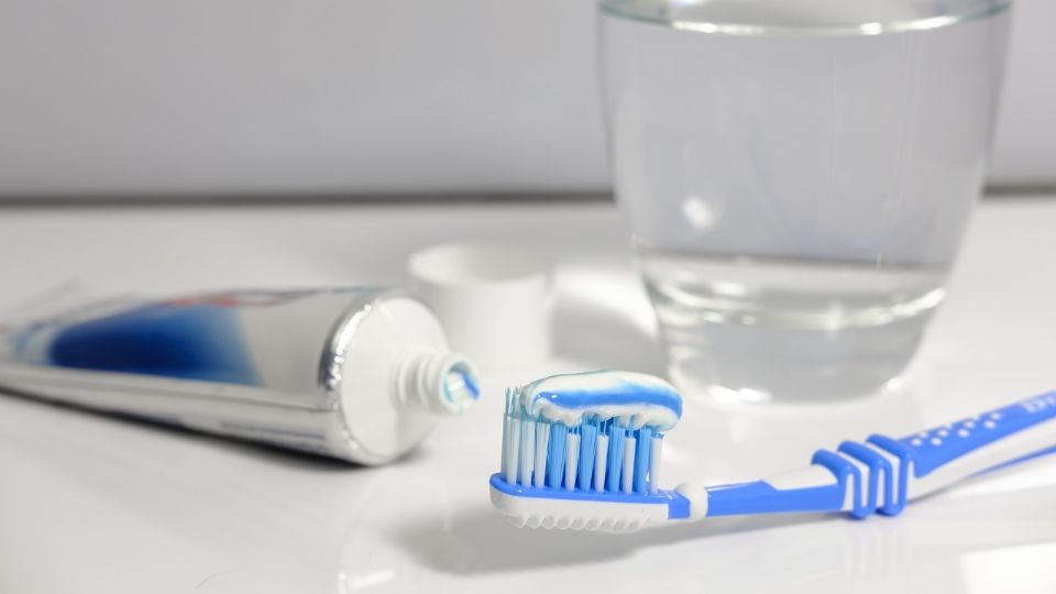 Los fluoruros son compuestos que fortalecen el esmalte de los dientes.