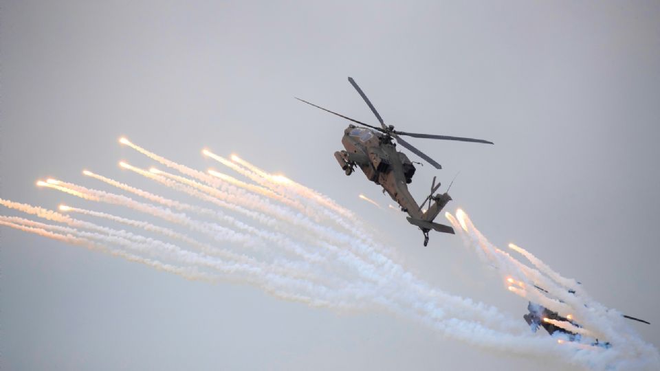 Corea del Sur en acción durante un simulacro de fuego real masivo conjunto entre la República de Corea y los Estados Unidos en el campo de entrenamiento de fuego Seungjin.