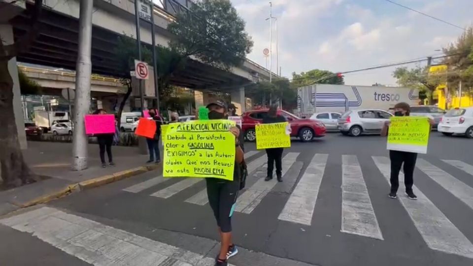 Vecinos de la colonia Granjas México de Iztacalco protestaron ante un olor fuerte a gasolina en la zona.