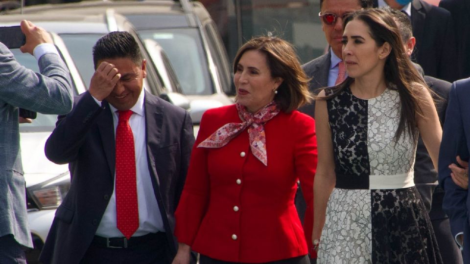 Mariana Moguel y Rosario Robles durante su salida del Reclusorio Sur.