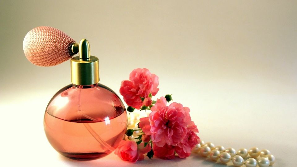 Los 5 perfumes de Carolina Herrera más queridos por las mujeres elegantes.