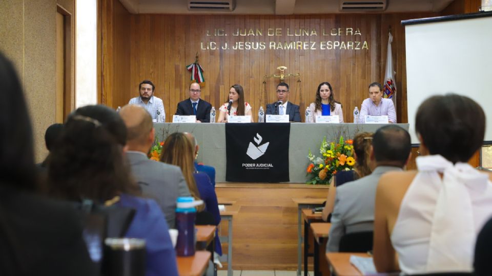 Tere Jiménez, gobernadora de Aguascalientes, participó en un seminario sobre derechos humanos.