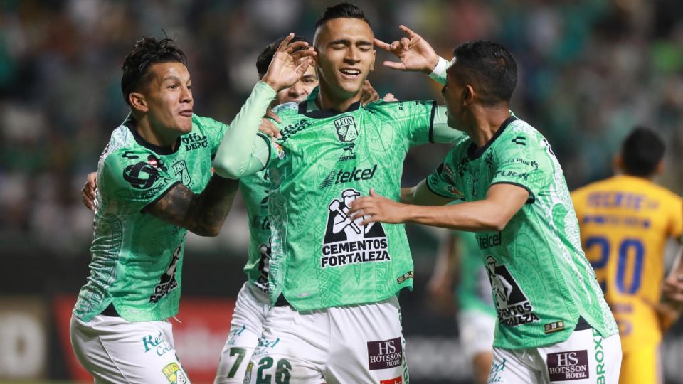 Fidel Ambriz (c) de León, celebra un gol anotado durante un juego por las semifinales de la Liga de Campeones