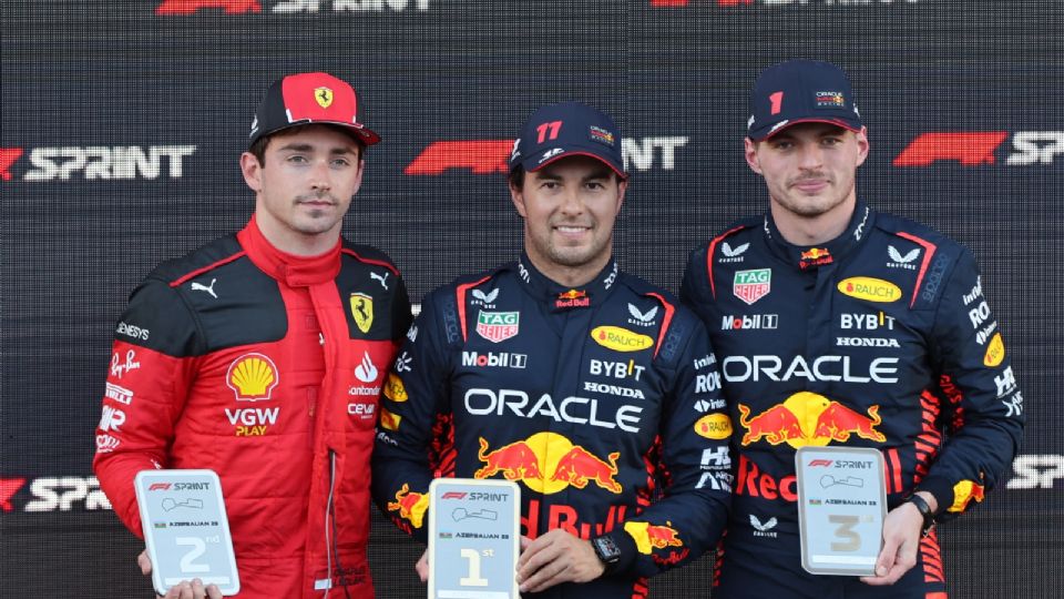 Imagen Ilustrativa: Sergio Pérez (Red Bull) junto a su compañero Max Verstappen y Charles Leclerc (Ferrari), recibiendo el premio en la prueba sprint del Gran Premio de Azerbaiyán 2023.