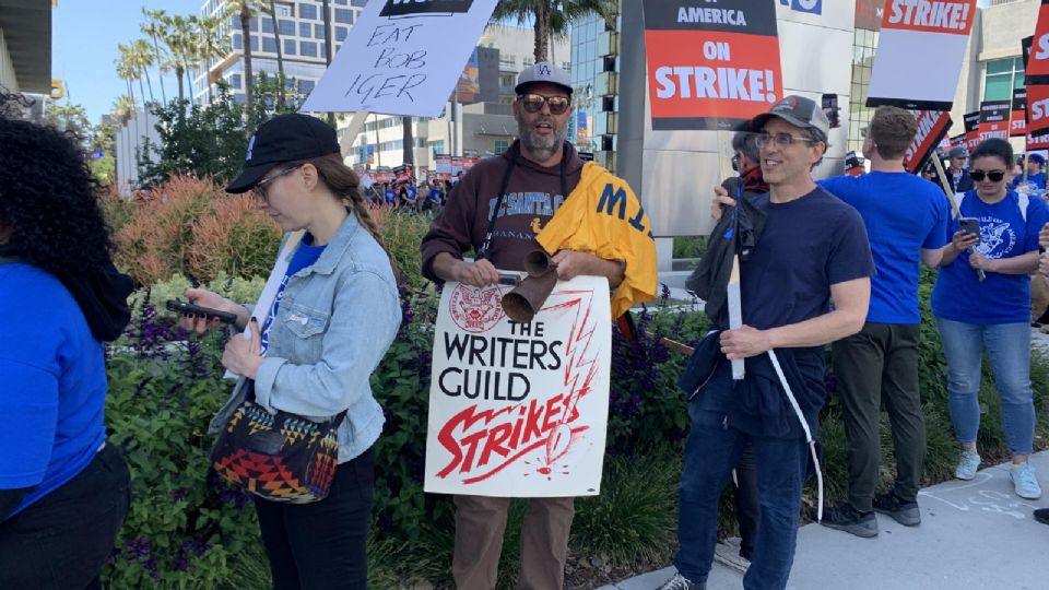 Escritores y miembros del Sindicato de Guionistas de Estados Unidos se manifiestan contra sus precarias condiciones laborales, en Los Ángeles, California.