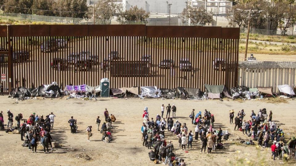 Migrantes en el muro fronterizo esperan el fin del Título 42 en EU.
