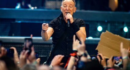 El cantante Bruce Springsteen se cae durante una presentación, y su reacción cautivó al público: VIDEO