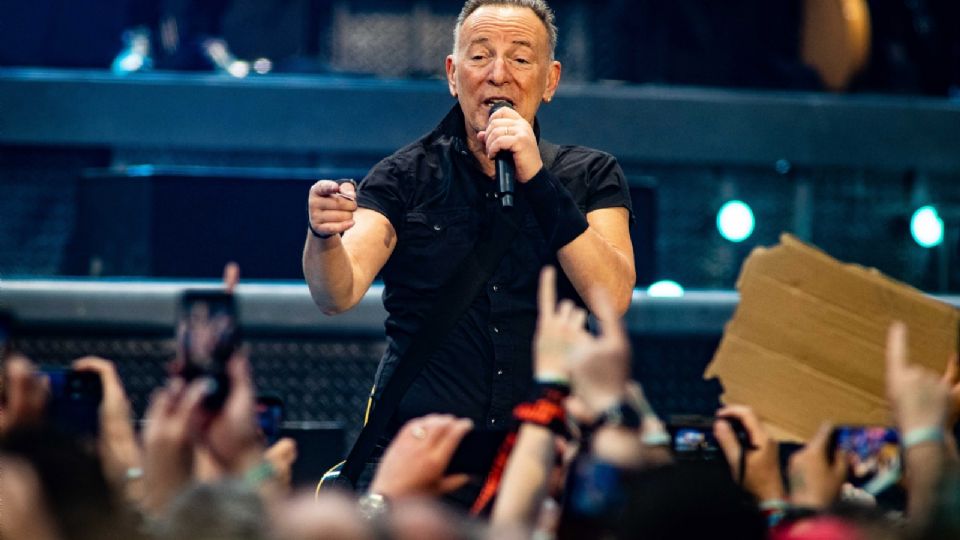 El cantante Bruce Springsteen se cae durante una presentación, y su reacción cautivó al público