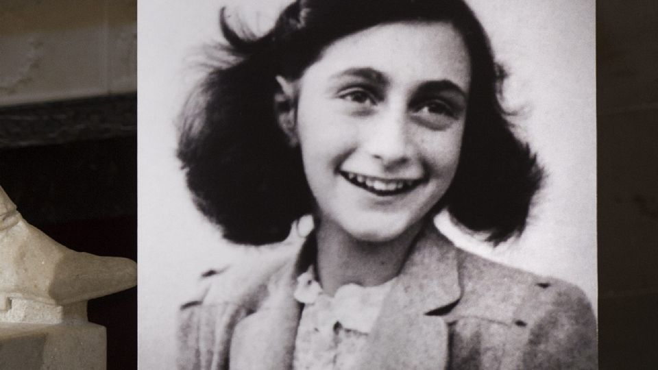 Retrato de Ana Frank, autora de un diario que cumple 76 años de su publicación.