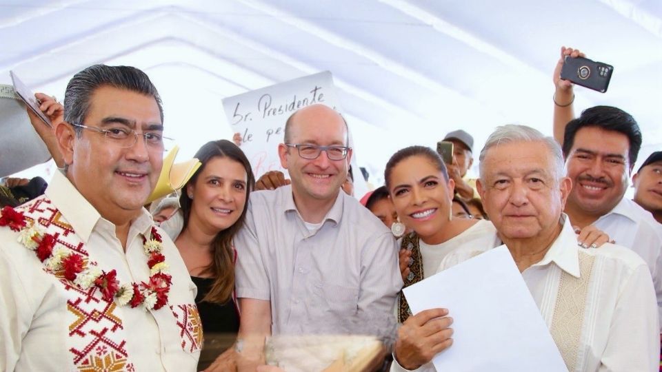 Integrantes del gobierno de Puebla con el presidente Andrés Manuel López Obrador.