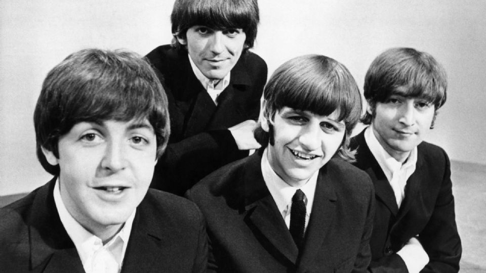 Paul McCartney, George Harrison, Ringo Starr y John Lennon, durante un posado gráfico en los Estudiso de televisión de la BBC en Londres en 1966.