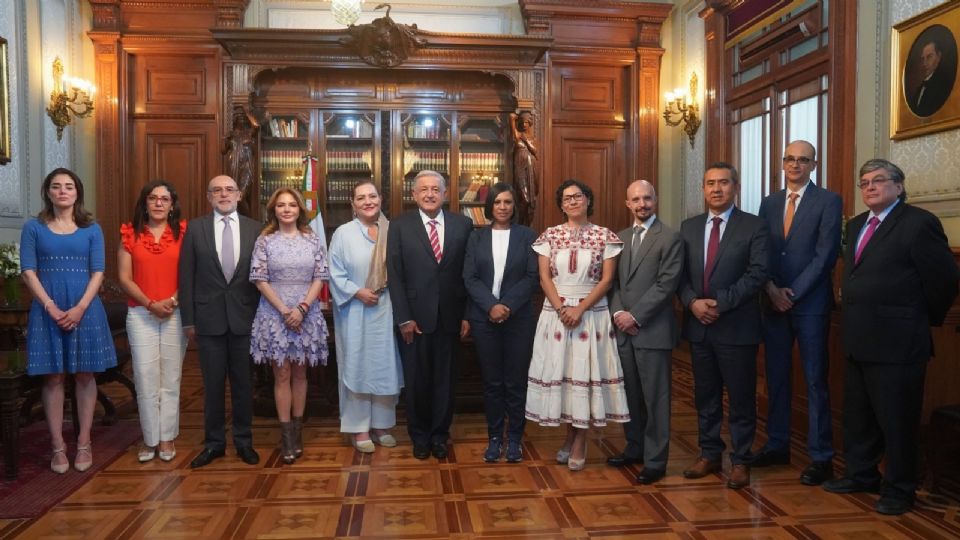 El presidente Andrés Manuel López Obrador junto a consejeros del INE.