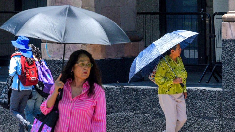 Capitalinos recorren el centro de México en plena onda de calor.