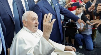 Papa Francisco es dado de alta y bromea al salir del hospital; esto dijo