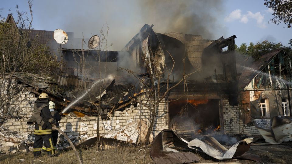 Bomberos combaten un incendio que destruyó completamente una vivienda tras el ataque de un cohete ruso, en Járkov (Ucrania) en 2022.