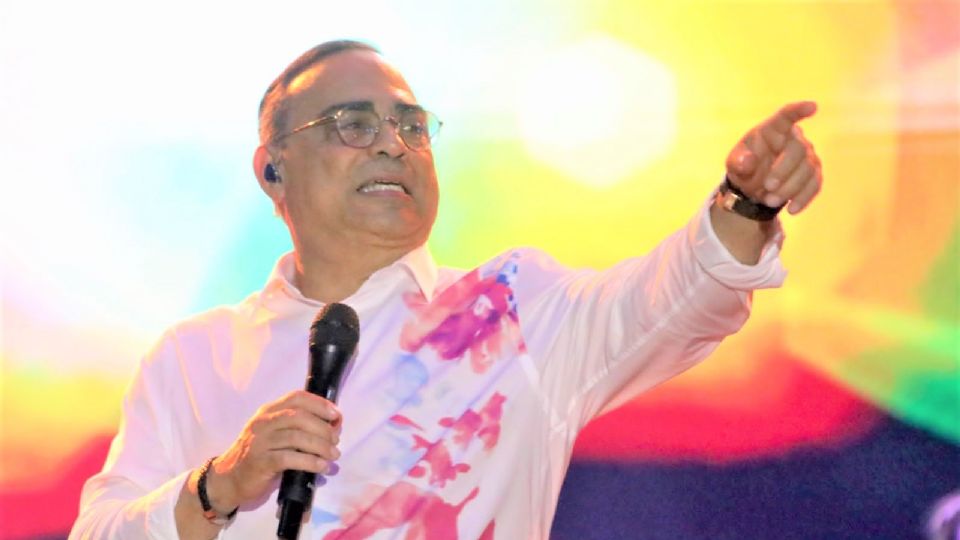 Gilberto Santa Rosa pidió inaugurar el evento y salió al escenario poco después de las 21:00 horas.