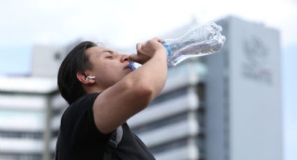 Ola de calor: ISSSTE recomienda mantenerse hidratado con agua natural