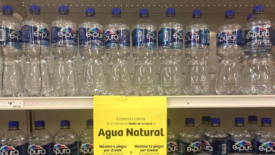 El agua embotellada sube de precio en algunos establecimientos.