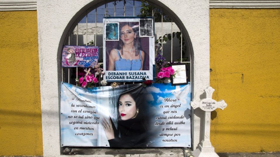 Los padres de Debanhi Escobar colocaron una cruz en honor a su hija en las afueras del Motel Nueva Castilla.