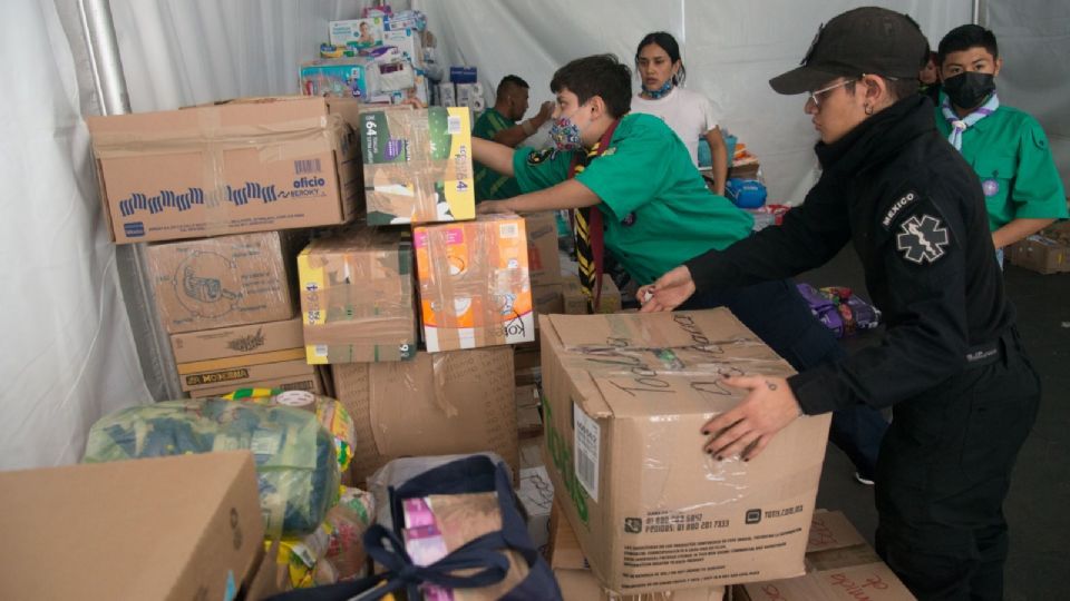 Personas acuden al centro de acopio instalado en el zócalo capitalino para donar víveres a los afectados del terremoto registrado en Turquía.