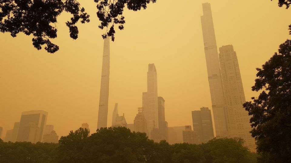 La urbe se cubrió de humo como si fuera una película postapocalíptica.