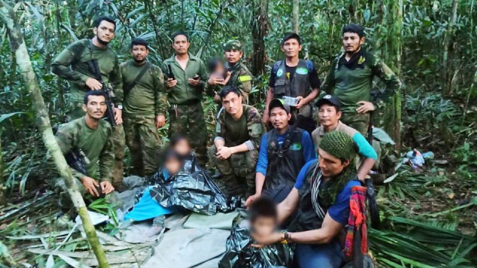 Rescatistas hallan a niños perdidos en la selva de Colombia.