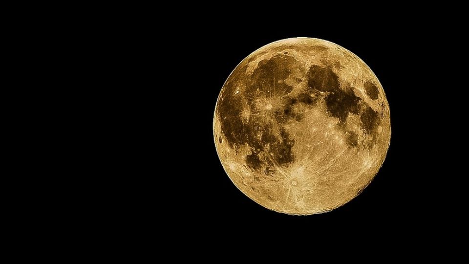 Científicos hacen increíble hallazgo en el lado oscuro de la Luna.