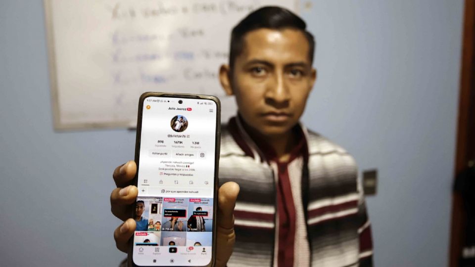 El profesor mexicano Julio Hernández Juárez muestra su perfil en la red social Tik Tok, durante una entrevista.