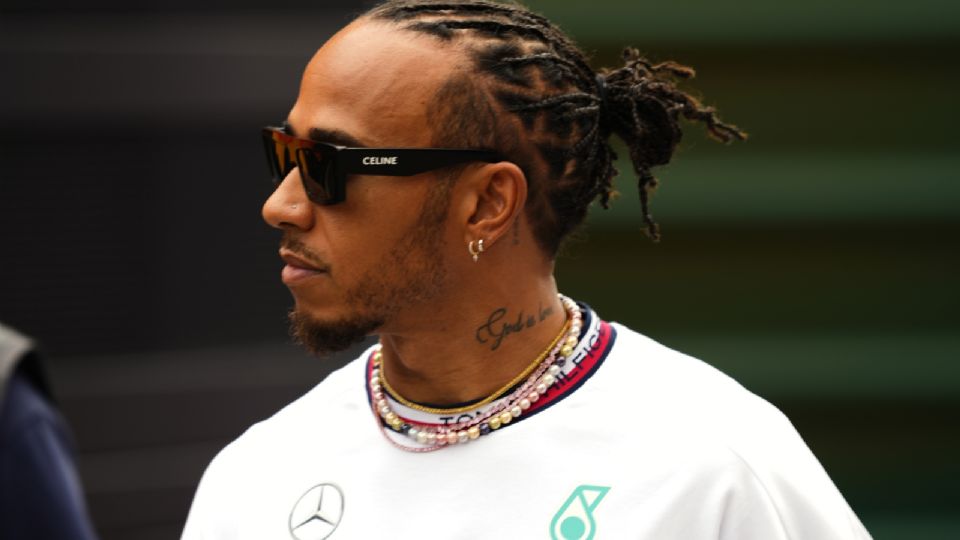 Lewis Hamilton revela la dura confesión sobre los comentarios racistas que hacían a sus espaldas.