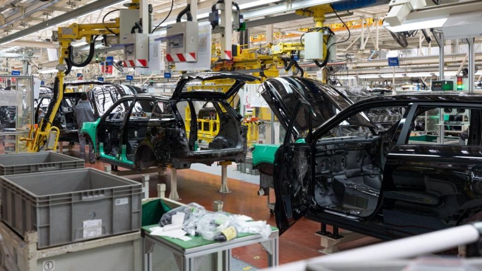 La AMIA reporta alza en la producción de autos en México.