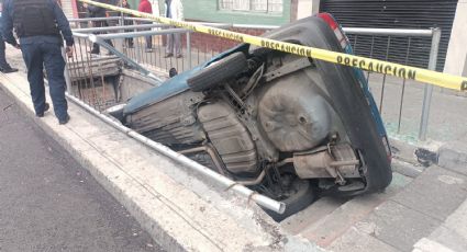 Cae vehículo en puente peatonal a desnivel sobre Calzada de Tlalpan