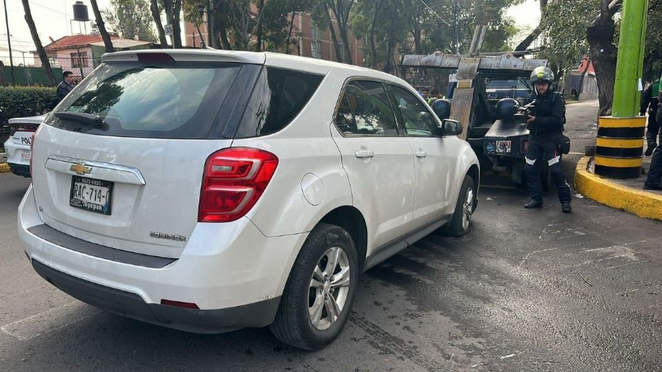 El conductor de una camioneta SUV se introdujo a las vías del tren ligero en Xochimilco.