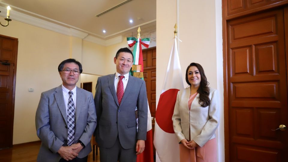 La gobernadora de Aguascalientes, Tere Jiménez, con directivos de la empresa Murta Spring.