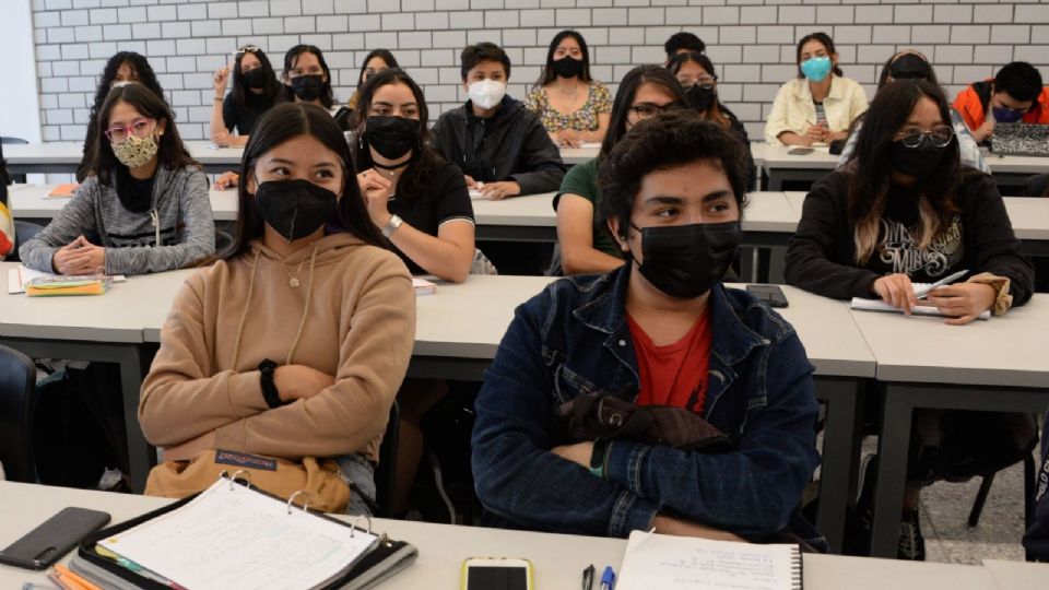 Alumnos de la UNAM con cubrebocas