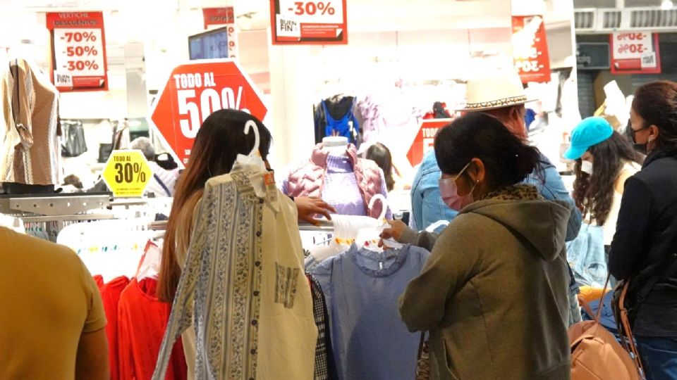 Capitalinos acudieron a realizar compras en tiendas del Centro Histórico.