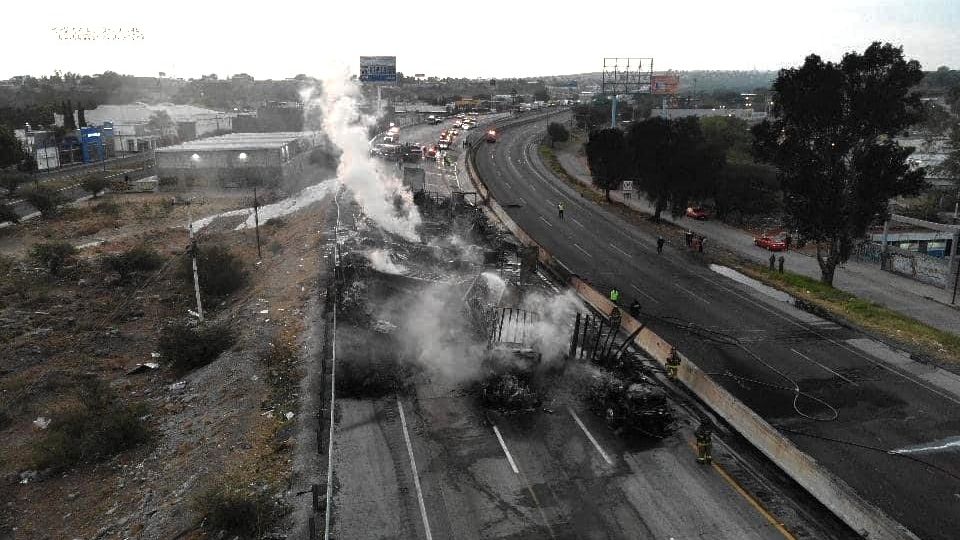 Fueron ocho vehículos los que se vieron involucrados en una carambola e incendio en la carretera México-Querétaro.