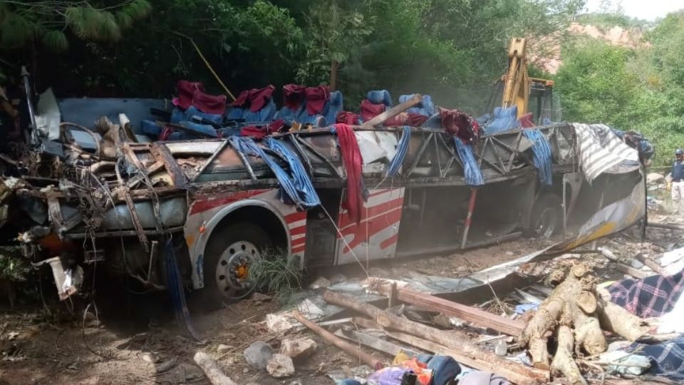 El autobús de pasajeros volcó y provocó la muerte de al menos 29 personas.