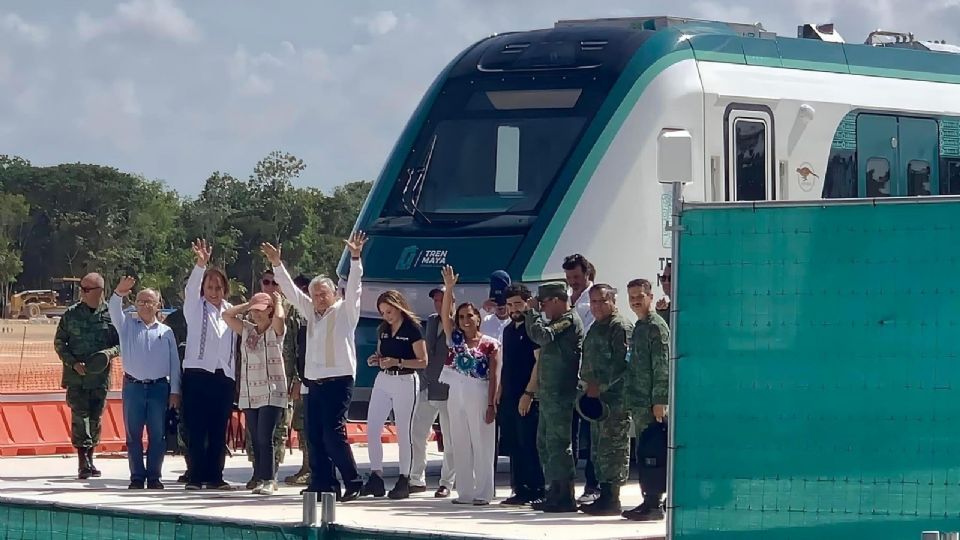 El presidente López Obrador recibe el primer convoy del Tren Maya.