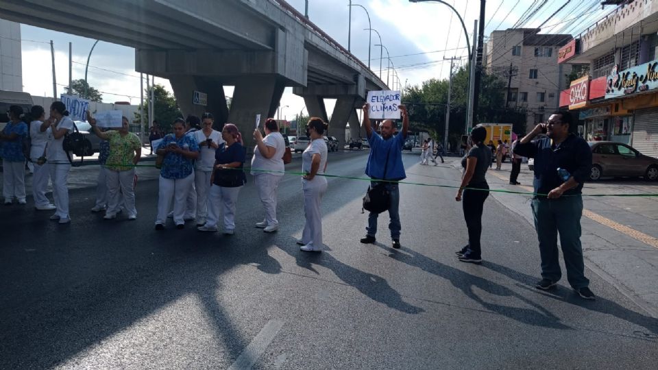 Manifestantes de la Clínica 25 del IMSS