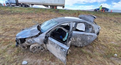 Automóvil se vuelca sobre carretera en Galeana; fallecen dos personas