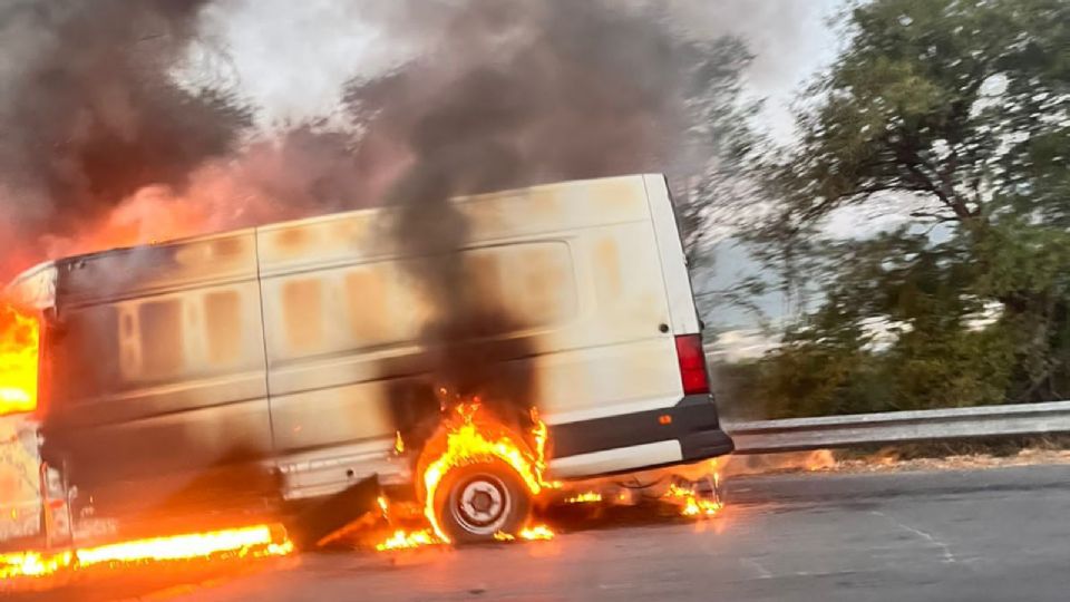 La camioneta comenzó a incendiarse.