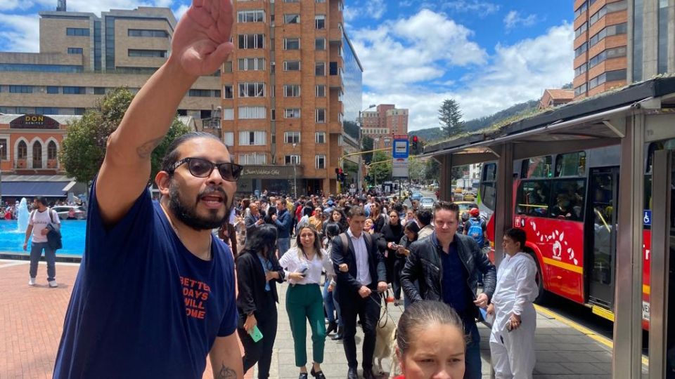 Personas salen de un edificio al ser evacuadas tras un temblor de 4.8 en Bogotá (Colombia).