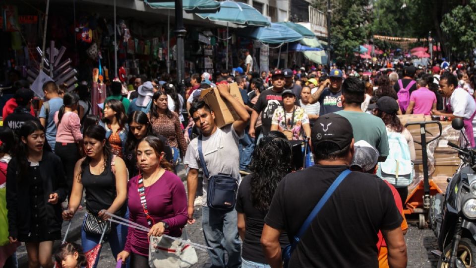 Decenas de capitalinos en las calles del Centro Histórico, Ciudad de México.