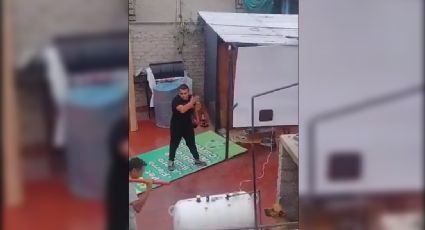 Presunto asaltante se atrinchera en una azotea de la GAM y amenaza a policías con cuchillo: VIDEO