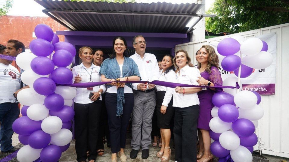 Marcelo Ebrard en compañía de Rosalinda Bueso, inaugurando la primera Casa Violeta.