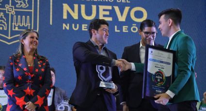 Samuel García entrega Premio Estatal de la Juventud