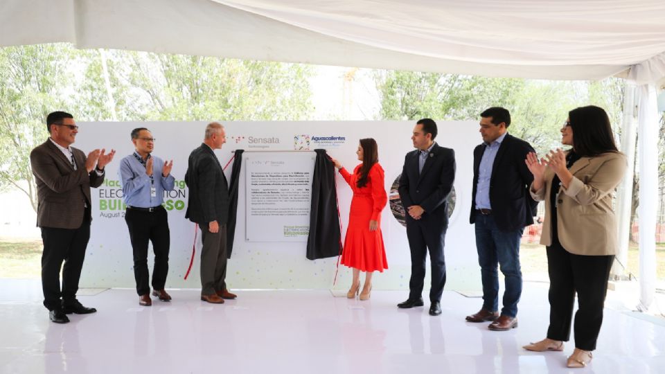 La mandataria develó una placa conmemorativa de los dos nuevos edificios de la empresa Sensata en Aguascalientes.