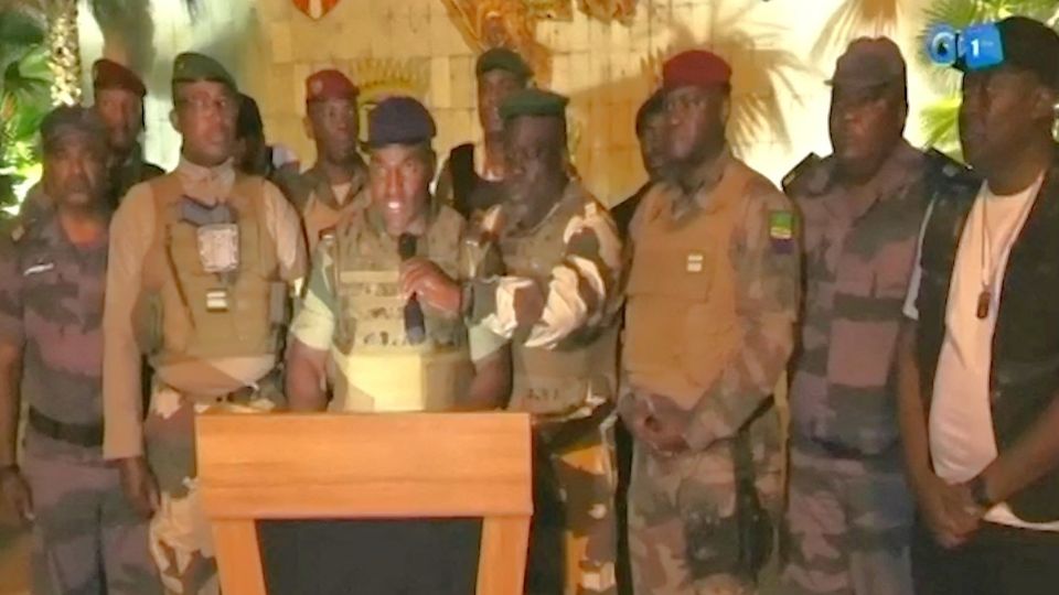 Militares gaboneses aparecieron en televisión anunciando la toma del poder.