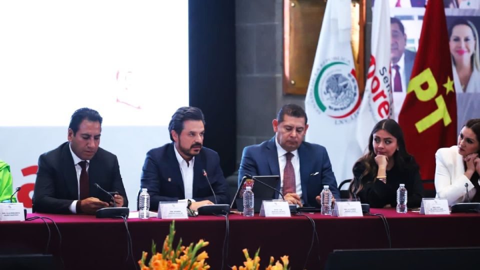 Zoé Robledo con senadores de Morena.