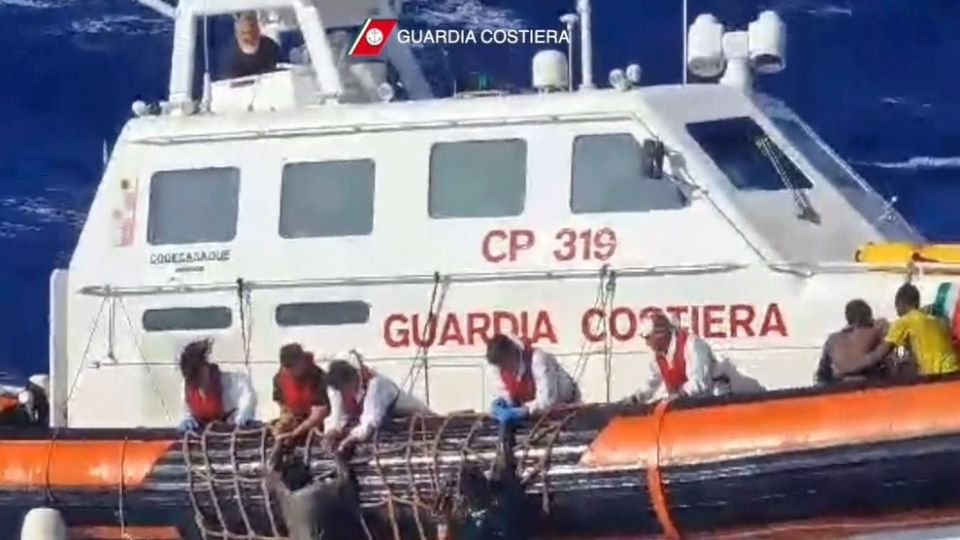Imágenes cedidas por la Guardia Costiera italiana sobre el complejo rescate al sur de Lampedusa
